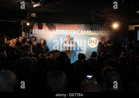 Rom, Italien. 13. April 2013. Pier Luigi Bersani Führer der Pd Partei bei einer Demonstration gegen die Armut in Italien im italienischen Corviale Viertel von Rom. Bildnachweis: Gari Wyn Williams /Alamy Live-Nachrichten Stockfoto