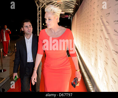 Brigitte Nielsen und Mann Mattia Dessi - Premiere "Den Schlüssel" / Jaguar F-Type im E-Werk in Berlin. Stockfoto