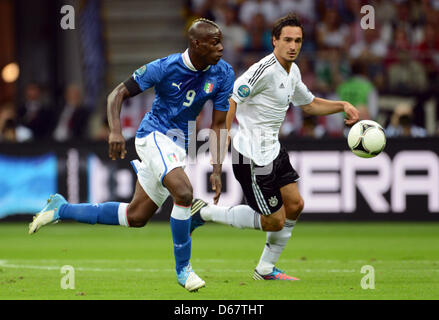 Deutschlands Mats Hummels (R) wetteifert für der Ball mit Italiens Mario Balotelli während der UEFA EURO 2012 Halbfinale Fußball match Deutschland vs. Italien im Nationalstadion in Warschau, Polen, 28. Juni 2012. Foto: Andreas Gebert Dpa (siehe Kapitel 7 und 8 der http://dpaq.de/Ziovh für die UEFA Euro 2012 Geschäftsbedingungen &) +++(c) Dpa - Bildfunk +++ Stockfoto