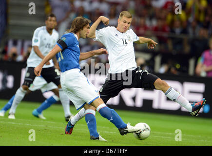 Deutschlands Holger Badstuber (R) wetteifert für der Ball mit Italiens Andrea Pirlo während der UEFA EURO 2012 Halbfinale Fußball match Deutschland vs. Italien im Nationalstadion in Warschau, Polen, 28. Juni 2012. Foto: Andreas Gebert Dpa (siehe Kapitel 7 und 8 der http://dpaq.de/Ziovh für die UEFA Euro 2012 Geschäftsbedingungen &) +++(c) Dpa - Bildfunk +++ Stockfoto