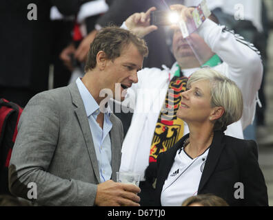 Ehemalige Fußball-Torwart Jens Lehmann (L) gesehen an den Ständen vor der UEFA EURO 2012 Halbfinale Fußball match Deutschland vs. Italien im Nationalstadion in Warschau, Polen, 28. Juni 2012. Foto: Jens Wolf Dpa (siehe Kapitel 7 und 8 der http://dpaq.de/Ziovh für die UEFA Euro 2012 Geschäftsbedingungen &) +++(c) Dpa - Bildfunk +++ Stockfoto