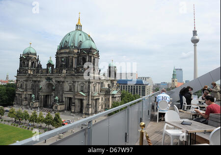 Blick auf den Berliner Dom (Berliner Dom) von der Aussichtsplattform mit Restaurant auf der Dachterrasse von der Humboldt-Box in Berlin, Deutschland, 27. Juni 2012. Am 1. Juli 2012 wird die Humboldt-Box seinen ersten Geburtstag feiern. Da es eröffnet wurde, besuchten mehr als 300.000 Menschen die innovativ gestaltete Ausstellungsfläche über das Bauprojekt und die Verwendung von t informiert Stockfoto