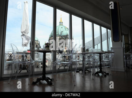 Blick vom Berliner Dom aus dem Restaurant von der Humboldt-Box in Berlin, Deutschland, 27. Juni 2012. Am 1. Juli 2012 wird die Humboldt-Box seinen ersten Geburtstag feiern. Da es eröffnet wurde, besuchten mehr als 300.000 Menschen die innovativ gestaltete Ausstellungsfläche, die über die Bauvorhaben und Nutzung des künftigen Berliner Stadtschloss (Berlin Stadt Pala informiert Stockfoto