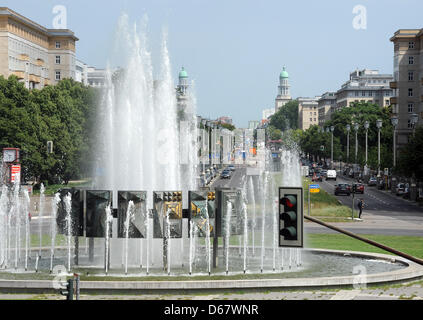 Karl-Marx-Allee ist mit dem Brunnen am Strausberger Platz in Berlin, Deutschland, 29. Juni 2012 abgebildet. Eine Bürgerinitiative möchte Karl-Marx-Allee und das Hansaviertel hinzugefügt, um das UNESCO-Weltkulturerbe, da beide Orte sind außergewöhnliche Beispiele der Architektur und Stadtplanung im Westen und Osten während des Kalten Krieges. Foto: Britta Pedersen Stockfoto