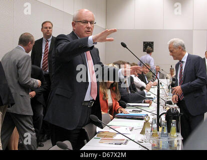 Vorsitzender der CDU-Fraktion Volker Kauder öffnet seine Partei Fraktion treffen ohne die Kanzlerin im Bundestag in Berlin, Deutschland, 29. Juni 2012. Am Abend wird der Deutsche Bundestag das Steuerpaket und den Euro-Rettungsschirm ESM abstimmen. Foto: WOLFGANG KUMM Stockfoto