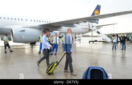 Bastian Schweinsteiger und Lukas Podolski (L) in Deutschland Fuß zum ein Charter-Flugzeug nach München, nach der Ankunft am Flughafen in Frankfurt Main, Deutschland, 29. Juni 2012. Deutschland verloren nach Italien 1-2 Furing das Halbfinale der Euro 2012. Foto: MARCUS BRANDT Stockfoto