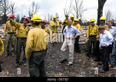 HANDOUT - ein Handout Bild vom 29. Juni 2102 zeigt uns Präsident Barack Obama (C) net an Feuerwehrleute besuchen einen geräumten Gebiet getroffen durch schwere Waldbrände in Colorado, USA. Mehr als 350 Häuser wurden in den Feuern die schlimmsten Waldbrände im US Bundesstaat wird zerstört. Foto: Offizielle White House Photo by Pete Souza HANDOUT / redaktionelle Nutzung nur Stockfoto