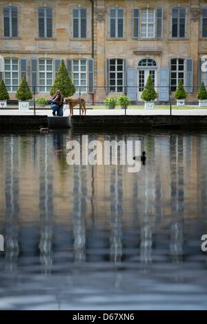 Eine Frau Fotografien Enten auf dem Teich am Hofgarten ("Court Gardens") in Bayreuth, Deutschland, 27. Juni 2012. Foto: David Ebener Stockfoto