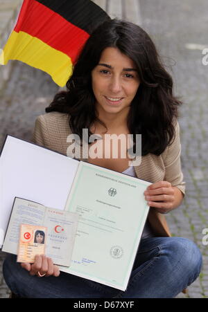 Nuri Almak aus München zeigt ihre Foremr türkische Pässe und ihr Zertifikat der Einbürgerung in München, 13. Juni 2012. Almak wurde in Deutschland geboren, aber hatte einen türkischen Pass seit 32 Jahren. Wenn sie Deutsch werden wollte begann eine Odysey. Foto: Stephan Jansen Stockfoto