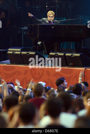 Britischer Sänger Elton John führt bei einem Benefiz-Konzert am Platz der Unabhängigkeit in Stadt Zentrum von Kiew, Ukraine, Samstag, 30. Juni 2012. Die Einnahmen des Konzerts geht an die Elena Franchuk Anti-Aids-Stiftung. Foto: Andreas Gebert Stockfoto