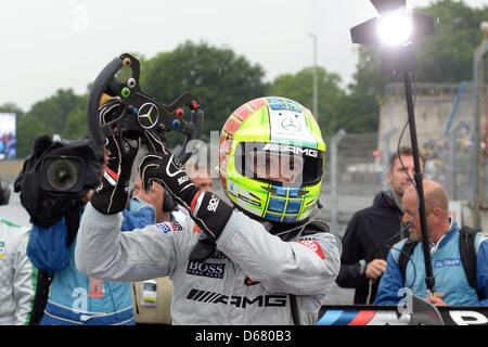 Britischer Fahrer Jamie Green Mercedes feiert nach dem Gewinn der fünften Rennens der Deutschen Tourenwagen Masters (DTM) am Norisring Circuit in Nürnberg, Deutschland, 1. Juli 2012. Grün gewinnt das Rennen, gefolgt von Tomczyk und Spengler. Foto: DAVID EBENER Stockfoto