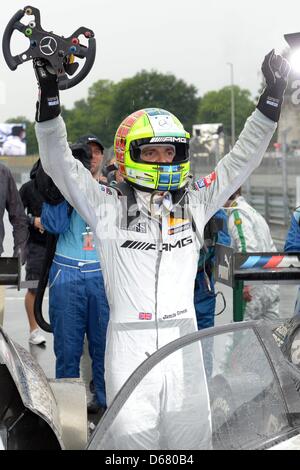 Britischer Fahrer Jamie Green Mercedes feiert nach dem Gewinn der fünften Rennens der Deutschen Tourenwagen Masters (DTM) am Norisring Circuit in Nürnberg, Deutschland, 1. Juli 2012. Grün gewinnt das Rennen, gefolgt von Tomczyk und Spengler. Foto: DAVID EBENER Stockfoto