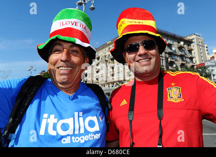 A Spanish (R) und ein italienischer Fan in Kiew, Kiew, Ukraine, 1. Juli 2012 zu feiern. Spanien und Italien wird das Finale der UEFA EURO 2012 im Olympiastadion Kiew später an diesem Abend spielen.   Foto: Thomas Eisenhuth Dpa +++(c) Dpa - Bildfunk +++ Stockfoto