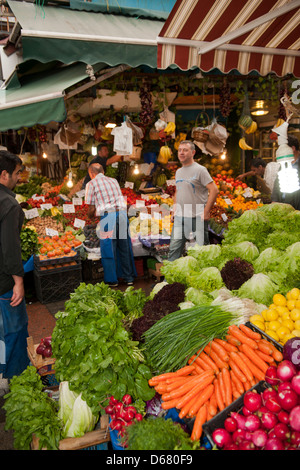 Ägypten, Istanbul, Kadiköy, Günesli Bahce Sokak, Obst-Und Gemüsegeschäft Stockfoto