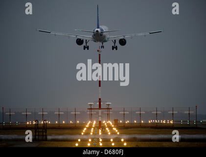 Datei - Datei Foto datiert 2. März 2012 zeigt ein Passagier Flugzeuge Appoaching für die Landung an Berlin Schönefeld. Das Bundesverwaltungsgericht wird über Flugrouten des neuen Berliner Flughafens 03 und 4. Juli 2012 verhandeln. Foto: Patrick Pleul Stockfoto