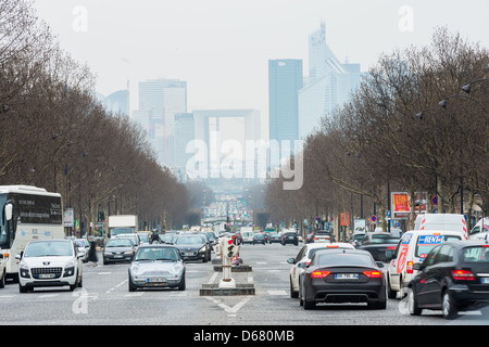 Paris hat die schlimmsten Staus in Europa. Blick auf Paris-Business-Center (La Defense) vom Arc de Triomphe. Paris, Frankreich. Degen Stockfoto