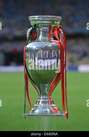 Die Trophäe, die Henri Delaunay für den Sieger des UEFA EURO vor der UEFA EURO 2012 final Fußball gesehen ist Spiel Spanien vs. Italien im Olympiastadion in Kiew, Ukraine, 1. Juli 2012. Foto: Andreas Gebert Dpa (siehe Kapitel 7 und 8 der http://dpaq.de/Ziovh für die UEFA Euro 2012 Geschäftsbedingungen &) +++(c) Dpa - Bildfunk +++ Stockfoto