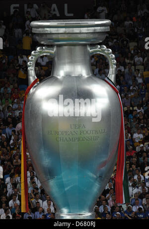 Eine riesige Kopie der Trophäe, die Henri Delaunay für den Sieger des UEFA EURO vor der UEFA EURO 2012 final Fußball gesehen ist Spiel Spanien vs. Italien im Olympiastadion in Kiew, Ukraine, 1. Juli 2012. Foto: Thomas Eisenhuth Dpa (siehe Kapitel 7 und 8 der http://dpaq.de/Ziovh für die UEFA Euro 2012 Geschäftsbedingungen &) +++(c) Dpa - Bildfunk +++ Stockfoto