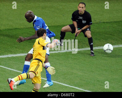 Ein Linie-Schiedsrichter (R) beobachtet, wie Spaniens Torhüter Iker Casillas (gelb) wetteifert für der Ball mit Italiens Mario Balotelli während der UEFA EURO 2012 final Fußball match Spanien vs. Italien im Olympiastadion in Kiew, Ukraine, 1. Juli 2012. Foto: Thomas Eisenhuth Dpa (siehe Kapitel 7 und 8 der http://dpaq.de/Ziovh für die UEFA Euro 2012 Geschäftsbedingungen &) +++(c) Dpa - Bildfu Stockfoto