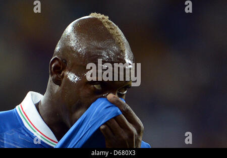 Spanien vs. Italien im Olympiastadion in Kiew, Ukraine, match Italiens Mario Balotelli aussehen niedergeschlagen, während der letzten Fußball-UEFA EURO 2012 1. Juli 2012. Foto: Andreas Gebert Dpa (siehe Kapitel 7 und 8 der http://dpaq.de/Ziovh für die UEFA Euro 2012 Geschäftsbedingungen &) +++(c) Dpa - Bildfunk +++ Stockfoto