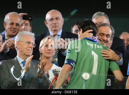 Italienischer Ministerpräsident Mario Monti (L) begrüßt als UEFA President Michel Platini (R) Italiens Torwart Gianluigi Buffon umarmt, wie die italienischen Spieler der Zweitplatzierte Medaillen erhielt nach die UEFA EURO 2012 Finale Fußball Spiel Spanien vs. Italien im Olympiastadion in Kiew, Ukraine, 1. Juli 2012. Foto: Andreas Gebert Dpa (siehe Kapitel 7 und 8 der http://dpaq.de/Ziovh für UE Stockfoto