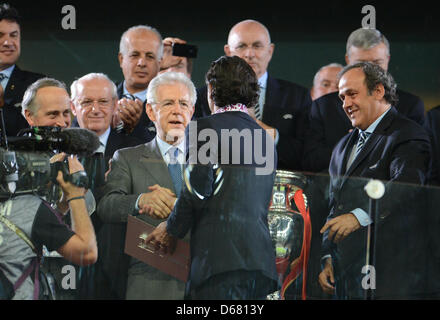 Italienischer Ministerpräsident Mario Monti (L) schüttelt Hände mit Italiens Trainer Claudio Prandelli (C) neben UEFA President Michel Platini (R) wie die italienischen Spieler erhielt der Zweitplatzierte Medaillen nach die UEFA EURO 2012 Finale Fußball Spiel Spanien vs. Italien im Olympiastadion in Kiew, Ukraine, 1. Juli 2012. Foto: Andreas Gebert Dpa (siehe Kapitel 7 und 8 des http://dpaq.de/Ziov Stockfoto