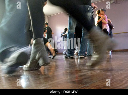 Männer und Frauen sind Tango während einer Unterrichtsstunde in Buenos Aires, Argentinien, 27. Juni 2012 tanzen. Die Popularität des Tangos wächst kontinuierlich in Buenos Aires. Foto: Lea Richtmann Stockfoto