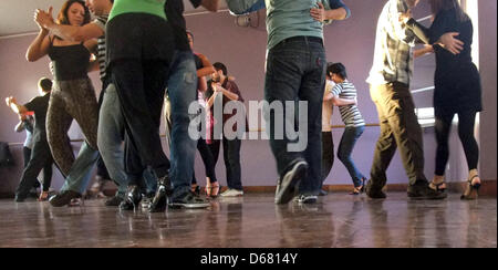 Männer und Frauen sind Tango während einer Unterrichtsstunde in Buenos Aires, Argentinien, 27. Juni 2012 tanzen. Die Popularität des Tangos wächst kontinuierlich in Buenos Aires. Foto: Lea Richtmann Stockfoto