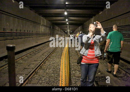 Besucher gehen durch den 500 Meter langen Tunnel zwischen den U-Bahnstationen Friedrichstraße und Franzoesische Strasse in Berlin, Deutschland, 1. Juli 2012. Am Tunnel Tag luden die Berlin Transport Company (BVG) ' 500 neuen U5 ", erkunden die Wege zwischen den Bahnhöfen oberirdischen und unterirdischen Schritte zu. Foto: Stephanie Pilick Stockfoto