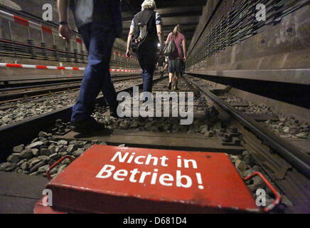 Besucher gehen durch den 500 Meter langen Tunnel zwischen den U-Bahnstationen Friedrichstraße und Franzoesische Strasse in Berlin, Deutschland, 1. Juli 2012. Am Tunnel Tag luden die Berlin Transport Company (BVG) ' 500 neuen U5 ", erkunden die Wege zwischen den Bahnhöfen oberirdischen und unterirdischen Schritte zu. Foto: Stephanie Pilick Stockfoto