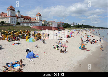 Sonniges Wetter am Strand von Binz auf der Ostsee Insel Rügen, Deutschland, 2. Juli 2012. Meteorologen erwarten am heißesten Tag des Jahres und prognostiziert eine Mischung aus Sonne, Wolken und Regen für die nächsten paar Tage in der Region. Foto: Stefan Sauer Stockfoto