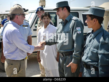 German Defence Minister Thomas de Maiziere spricht für afghanische Polizisten bei der ISAF-Camp in Kunduz, Afghanistan, 3. Juli 2012. Thomas de Maizière besucht Soldaten der Bundeswehr in Afghanistan für einen Tag. Foto: HANNIBAL Stockfoto