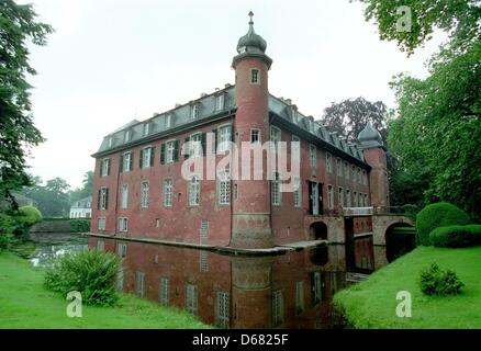 Datei - Datei Foto datiert 16. Juni 1998 zeigt Schloss Gymnich in der Nähe von Erftstadt, Deutschland. Am 3. Juli 2012 wird das Schloss durch Auktion verkauft werden. Bewertet die Burg und die Eigenschaft auf einen Wert von 5,3 millionen Euro. Nach Joey Kelly ist die Burg durch Versteigerung verkauft, weil die zwölf Geschwister auf einen Verkauf oder eine Weiterverwendung nicht einig sind. Foto: Roland Scheidemann Stockfoto