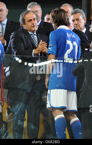 UEFA-Präsident Michel Platini (L) und Italiens Andrea Pirlo während der Siegerehrung nach der letzten Fußball-UEFA EURO 2012 Spiel Spanien vs. Italien im Olympiastadion in Kiew, Ukraine, 1. Juli 2012. Spanien gewann mit 4: 0. Foto: Revierfoto Stockfoto