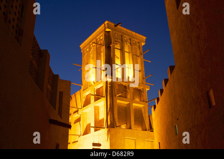 Ein Windtower in das alte Händler Viertel Bastakiya in Dubai, Vereinigte Arabische Emirate. Stockfoto