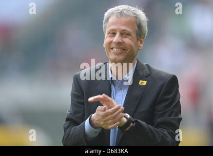 Datei - eine Archiv Bild datiert 28. April 2012 zeigt Headcoach der Bundesligs Fußball club Lucien Favre Lächeln nach dem Spiel zwischen Borussia Moenchengladbach und FC Augsburg in Moenchengladbacj, Deutschland. Borussia Moenchengladbach kündigte am 4. Juli 2012, dass Favres Vertrag vorzeitig verlängert hatte. Foto: FEDERICO GAMBARINI Stockfoto