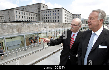 Staatsminister im Bundeskanzleramt und Vertreter der Bundesregierung für Kultur, Bernd Neumann (R), und Direktor der Stiftung Topographie des Terrors, Andreas Nachama, besuchen Sie die Ausstellung über den Nationalsozialismus "Topographie des Terrors" anlässlich des 25. Jubiläums in Berlin, Deutschland, 4. Juli 2012. Foto: WOLFGANG KUMM Stockfoto