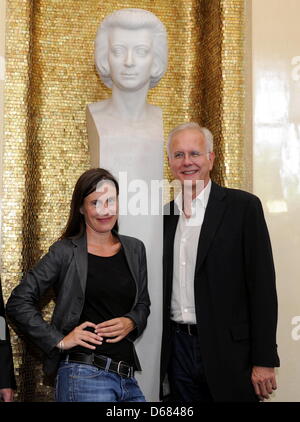 Entertainer Harald Schmidt (R) stellt nach einer Pressekonferenz mit dem Regisseur Andreas Moses vor einer Büste des Passivhausidee Amadeus Mozart an der Oper in Stuttgart, Deutschland, 4. Juli 2012. Harald Schmidt wird die live-Übertragung der Oper "Don Giovani" auf SWR am 25. Juli 2012 veranstalten. Foto: BERND WEISSBROD Stockfoto