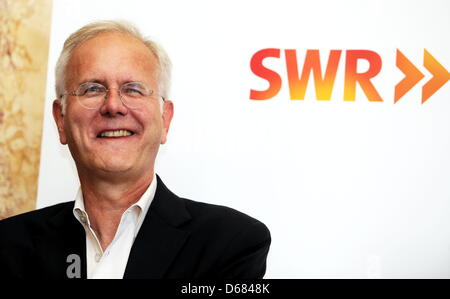 Entertainer Harald Schmidt beantwortet Fragen im Rahmen einer Pressekonferenz an der Oper in Stuttgart, Deutschland, 4. Juli 2012. Harald Schmidt wird die live-Übertragung der Oper "Don Giovani" auf SWR am 25. Juli 2012 veranstalten. Foto: BERND WEISSBROD Stockfoto