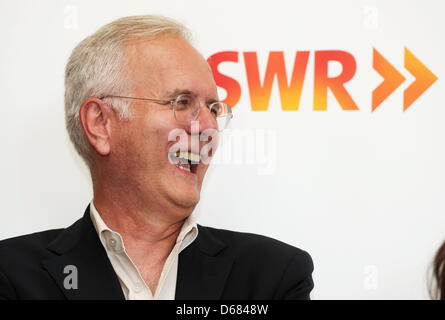 Entertainer Harald Schmidt beantwortet Fragen im Rahmen einer Pressekonferenz an der Oper in Stuttgart, Deutschland, 4. Juli 2012. Harald Schmidt wird die live-Übertragung der Oper "Don Giovani" auf SWR am 25. Juli 2012 veranstalten. Foto: BERND WEISSBROD Stockfoto