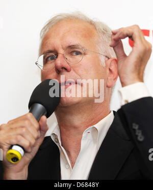 Entertainer Harald Schmidt beantwortet Fragen im Rahmen einer Pressekonferenz an der Oper in Stuttgart, Deutschland, 4. Juli 2012. Harald Schmidt wird die live-Übertragung der Oper "Don Giovani" auf SWR am 25. Juli 2012 veranstalten. Foto: BERND WEISSBROD Stockfoto