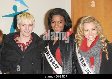 Aaron Carter, Miss Univserse Leila Lopes, Miss Teen USA Danielle Doty Stadt Sehenswürdigkeiten NY zweiten jährlichen "Urlaubsfreude" Toy Drive statt Stockfoto