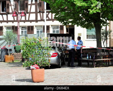 Polizisten sichern den Tatort eines Verbrechens am Marktplatz in Wiesloch, Deutschland, 4. Juli 2012. Polizei schoss einen Mann früh heute Nachmittag, nachdem er eine Frau in einem Café angegriffen. Foto: Roland Fink Stockfoto