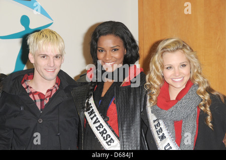 Aaron Carter, Miss Univserse Leila Lopes, Miss Teen USA Danielle Doty Stadt Sehenswürdigkeiten NY zweiten jährlichen "Urlaubsfreude" Toy Drive statt Stockfoto