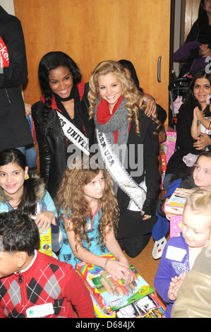 Miss Univserse Leila Lopes, Miss USA Alyssa Camapanella Stadt Sehenswürdigkeiten NY zweiten jährlichen "Urlaubsfreude" Toy Drive anlässlich der Naomi Stockfoto