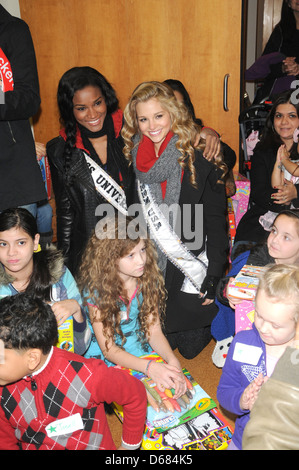 Miss Univserse Leila Lopes, Miss USA Alyssa Camapanella Stadt Sehenswürdigkeiten NY zweiten jährlichen "Urlaubsfreude" Toy Drive anlässlich der Naomi Stockfoto