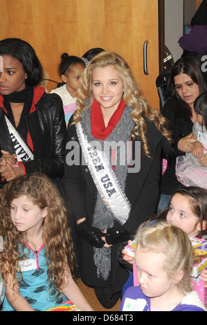 Miss Univserse Leila Lopes, Miss USA Alyssa Camapanella Stadt Sehenswürdigkeiten NY zweiten jährlichen "Urlaubsfreude" Toy Drive anlässlich der Naomi Stockfoto