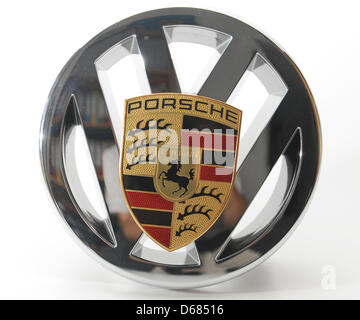 (Dpa-Datei) - ein Datei-Bild vom 9. September 2011 zeigt das Logo von Volkswagen und Porsche in Freiburg, Deutschland. Volkswagen festgelegt ist, die vollständige Kontrolle von Porsche, kündigte VW am 4. Juli 2012 von seinem Hauptsitz in Wolfsburg, Deutschland. Sportwagenhersteller Porsche wird voraussichtlich unter VW Kontrolle durch 1. August 2012 kommen. Foto: Patrick Seeger Stockfoto