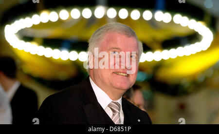 (Dpa Datei) - ein Datei-Bild datiert 28. März 2012 zeigt Bayerns Ministerpräsident Horst Seehofer eine kommunale Tagung (Gemeindetag) in München. Der bayerische Gemeindetag feiert seinen 100. Geburtstag mit mehr als 2000 Leiter der Rathäuser des Staates. Foto: Peter Kneffel Stockfoto