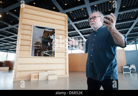 US-Künstler Paul McCarthy präsentiert seine Arbeit "The Box" in der neuen Nationalgalerie (Neue Nationalgalerie) in Berlin, Deutschland, 5. Juli 2012. Sein Werk wird am Veranstaltungsort bis 4. November 2012 präsentiert. Foto: Maurizio Gambarini Stockfoto